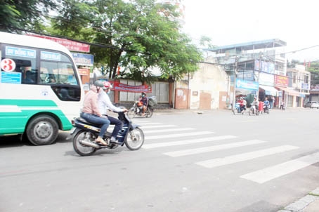 Vạch dành cho người đi bộ qua đường trên đường 30-4, đoạn trước cổng Trường THCS Nguyễn Bỉnh Khiêm (TP.Biên Hòa) khá rõ ràng.