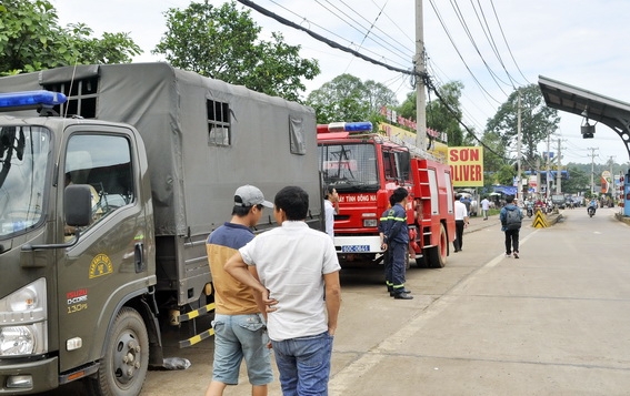 Các lực lượng chức năng có mặt tại khu vực trạm thu phí để đảm bảo an toàn giao thông, an ninh trật tự tại trạm thu phí