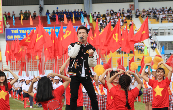 Ca sĩ Quốc Thiên biểu diễn tại lễ khai mạc