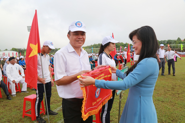 Bí thư Huyện ủy Bùi Thị Bích Thủy tặng cờ lưu niệm cho các đoàn