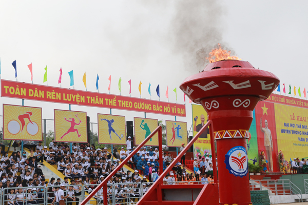 Ngọn đuốc được cháy sáng tại lễ khai mạc Đại hội TDTT huyện Thống Nhất