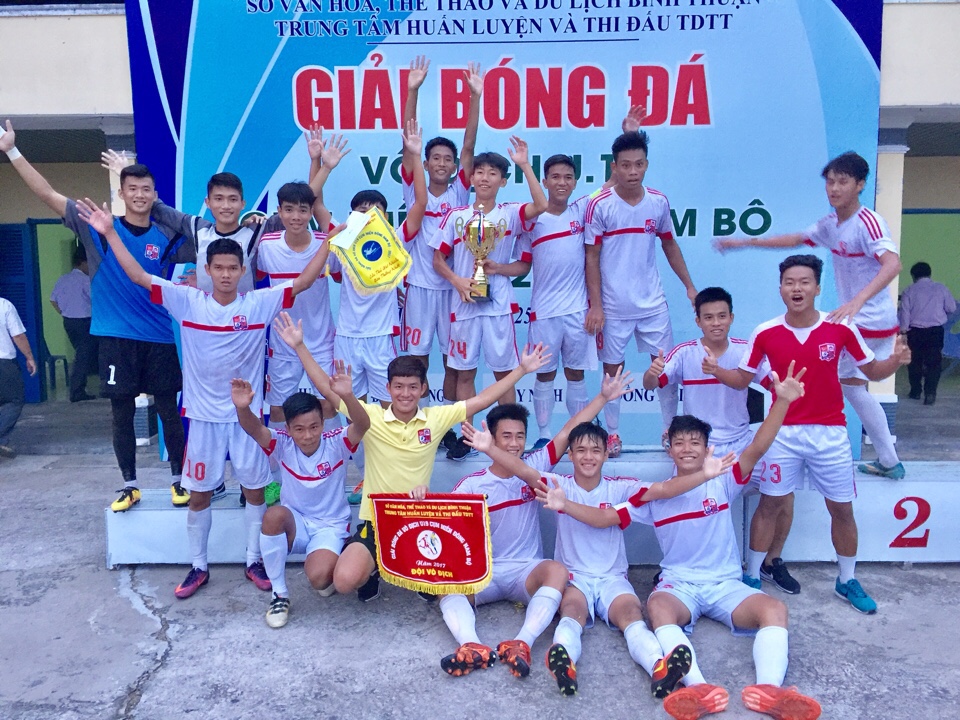 Đội U.19 Đồng Nai nhận cúp vô địch (Ảnh: CTV)