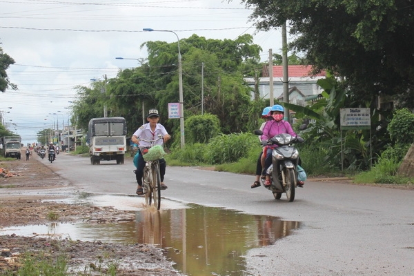 Do không có mương thoát nước nên nhiều đoạn trên đường tỉnh 763 bị ngập sau những cơn mưa.