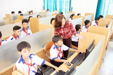 Học sinh Trường THCS Trần Phú (huyện Xuân Lộc) trong giờ học tin học. Ảnh: C.NGHĨA