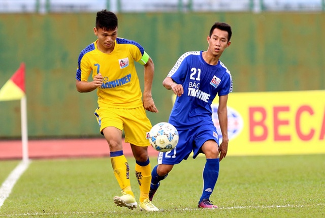Tiền vệ Phạm Xuân Mạnh (trái) thể hiện tốt vai trò thủ lĩnh của U.21 SLNA.