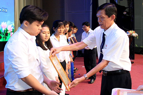 Ông Trần Nam Đông, Giám đốc Đài Phát thanh - truyền hình Đồng Nai tặng học bổng cho các em học sinh.