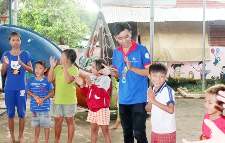 Sinh viên Vũ Đức Hòa, Khoa Dược Trường đại học Lạc Hồng, vui chơi cùng các em thiếu nhi tại xã Mã Đà (huyện Vĩnh Cửu) trong Chiến dịch mùa hè xanh năm 2017.