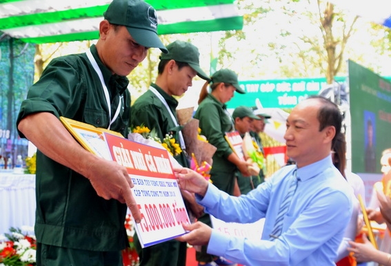 Trao giải cho các công nhân đạt thành tích cao trong cuộc thi 