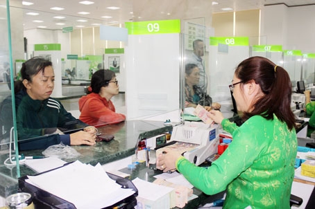 Khách hàng giao dịch tại Vietcombank chi nhánh Đồng Nai.