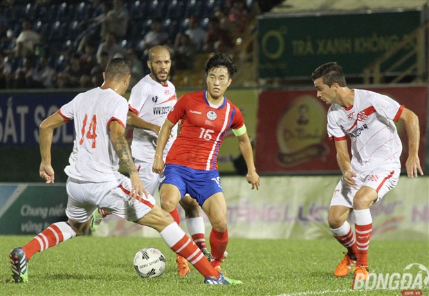 Vasco Da Gama (áo trắng) vươn lên dẫn đầu tại BTV Cup 2018. 