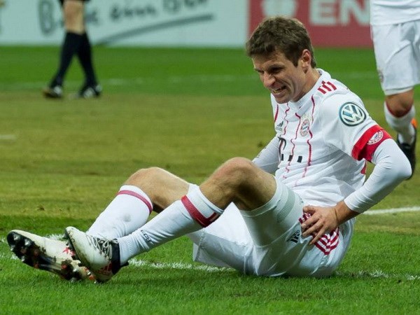 Müller chấn thương đùi trái khiến các fan Bayern lo lắng. Ảnh: Nguổn Fcb.de