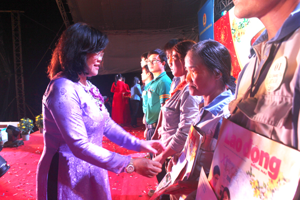  Phó chủ tịch UBND tỉnh Nguyễn Hòa Hiệp tặng quà Tết cho công nhân lao động có hoàn cảnh khó khăn.