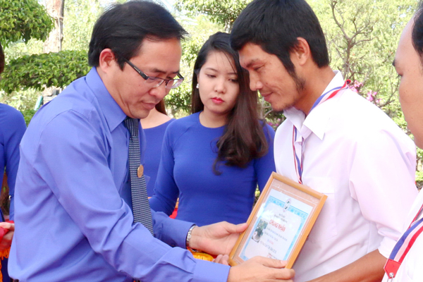 Ông Trần Đăng Ninh, Giám đốc Trung tâm Văn miếu Trấn Biên trao giải bonsai đẹp cho các nghệ nhân.