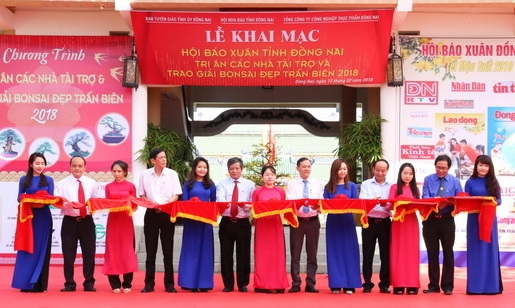 Các đại biểu cắt băng khai mạc Hội báo xuân 2018