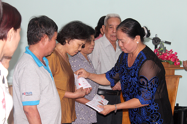 Đại diện Hội Nạn nhân chất độc da cam/dioxin tỉnh tặng quà Tết cho nạn nhân chất độc da cam có hoàn cảnh khó khăn tại TP. Biên Hòa. 