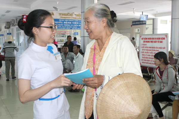 Nhân viên Bệnh viện đa khoa khu vực Long Khánh hướng dẫn bệnh nhân làm thủ tục khám chữa bệnh. Ảnh: Anh Thư.