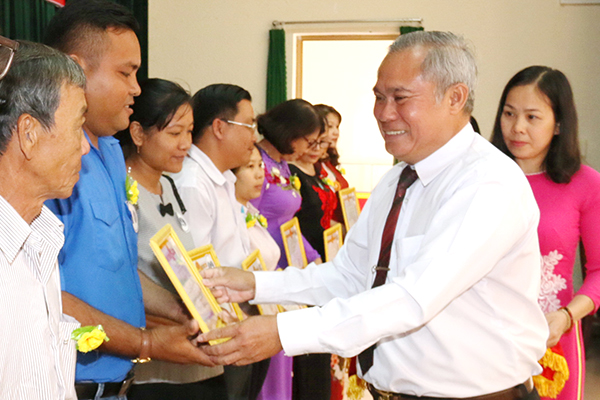 Trưởng Ban Tuyên giáo Thị ủy Long Khánh Phạm Văn Hoàng trao giấy khen cho các tấm gương người tốt, việc tốt thị xã năm 2017.