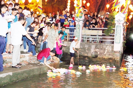 Người dân thả hoa đăng tại lễ hội chùa Ông lần thứ VI-2018.