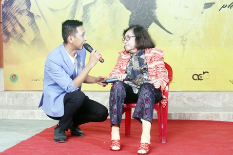 Đạo diễn Tuấn Anh trò chuyện với nghệ sĩ Diệu Hiền.