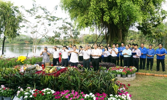 Các đại biểu dâng hương trước phù điêu tượng Thi tướng Huỳnh Văn Nghệ tại Vườn tượng Danh nhân văn hóa, Văn miếu Trấn Biên…