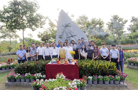…và chụp ảnh lưu niệm trước phù điêu tượng Thi tướng Huỳnh Văn Nghệ (ảnh: Tuấn Tú)