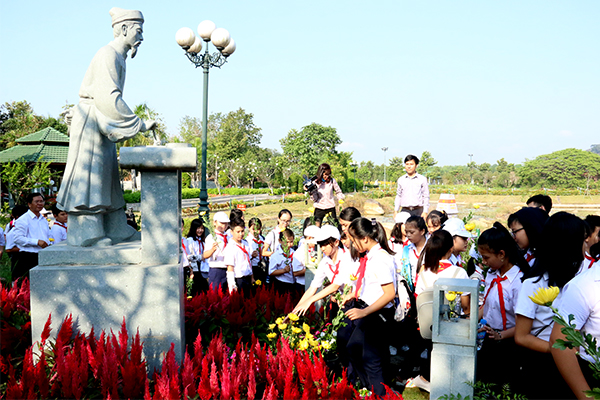 Học sinh Trường THCS Bùi Hữu Nghĩa (huyện Trảng Bom) dâng hoa và tưởng niệm trước tượng Danh nhân văn hóa Bùi Hữu Nghĩa tại Vườn tượng Danh nhân văn hóa Trấn Biên.