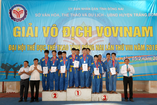 Biên Hòa giành nhiều huy chương nhất ở môn vovinam. Trong ảnh: Ban tổ chức trao huy chương cho các võ sĩ giành thứ hạng ở môn Vovinam