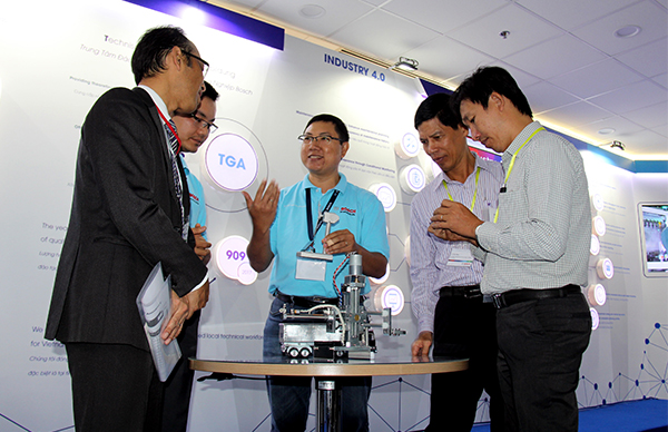 Các đại biểu, khách mời tham quan triển lãm về 10 năm hình thành và phát triển nhà máy Bosch Powertrain Solutions tại Đồng Nai.