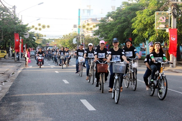 Đoàn diễu hành bằng xe đạp hưởng ứng sự kiện Giờ Trái Đất năm 2017. Ảnh: Hải Quân