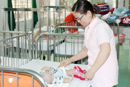 Nhân viên chăm sóc trẻ tại Trung tâm nuôi dưỡng trẻ mồ côi, khuyết tật Đồng Nai.