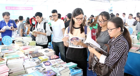 Bạn đọc đến với Hội sách TP.Hồ CHí Minh lần thứ X-2018 diễn ra tại Công viên Lê Văn Tám quận 1,TP.Hồ Chí Minh