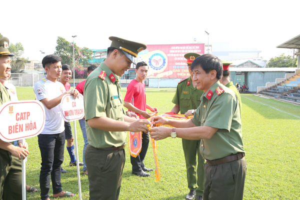 Đại tá Bùi Ngọc Danh, Phó giám đốc Công an tỉnh, tặng cờ lưu niệm cho các đội bóng tham dự giải