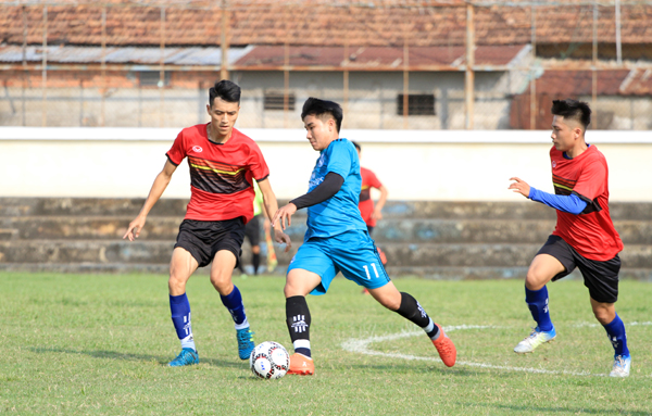 Công an TX. Long Khánh (giữa, áo xanh) có trận hòa 2-2 với Công an huyện Cẩm Mỹ (áo đỏ).