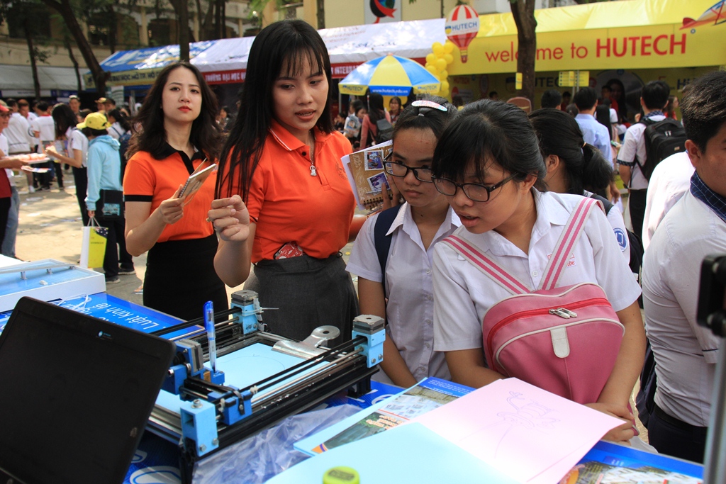 Học sinh các trường THPT tham gia gian hàng công nghệ của Trường đại học Lạc Hồng trong Ngày hội tư vấn tuyển sinh