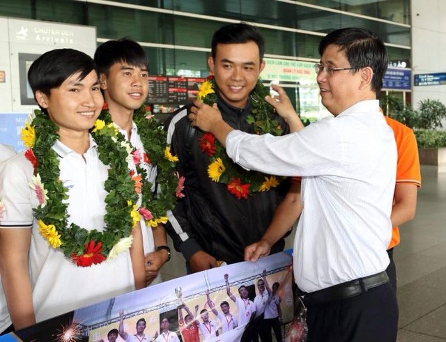 TS. Lâm Thành Hiển, Phó hiệu trưởng nhà trường tặng hoa chúc mừng thành công của hai đội