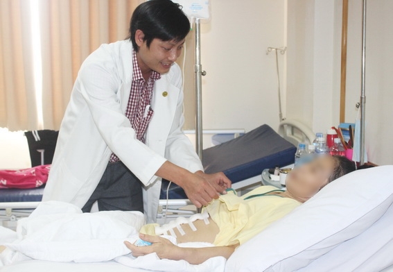 Bác sĩ Bùi Khắc Thái thăm khám, động viên bệnh nhân Pha