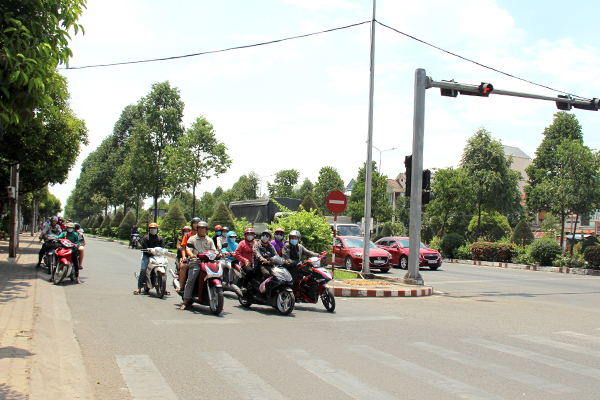  Tương tự, trên đường Nguyễn Ái Quốc ở khu vực ngã năm Vườn Mít, một số phương tiện cũng dừng chờ đèn đỏ tại các bóng râm, cách khá xa vạch dừng xe.