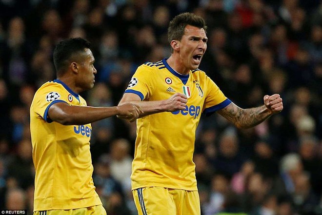 Mandzukic lập cú đúp cho Juventus.