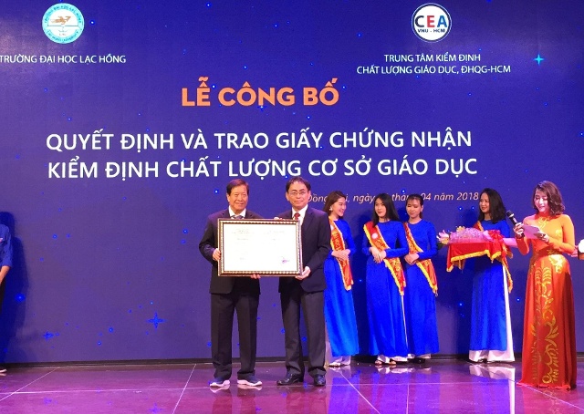 Ông Nguyễn Hội Nghĩa, Phó giám đốc Đại học Quốc gia TP.Hồ Chí Minh trao Giấy chứng nhận kiểm định đạt chuẩn chất lượng giáo dục cho Trường đại học Lạc Hồng.