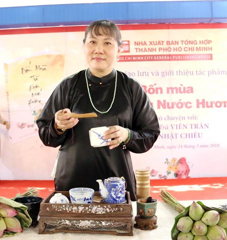 Nhà nghiên cứu trà Viên Trân trình diễn pha trà Việt. ảnh: V.Truyên