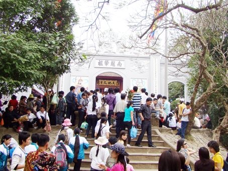 Người dân viếng Đền thờ Hùng Vương ở tỉnh Phú Thọ. Ảnh: T.THÚY
