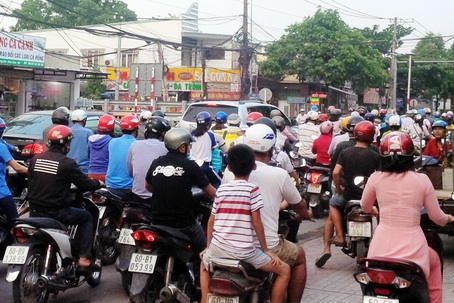 Giao thông ùn ứ ở một góc khu vực ngã ba Nguyễn Phúc Chu và Nguyễn Ái Quốc (TP.Biên Hòa).