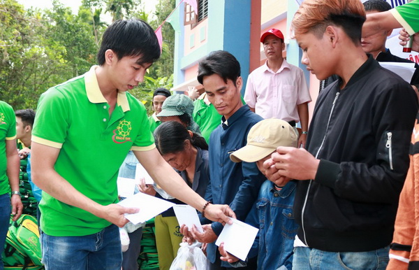 Đại diện Chi hội Thiện Tâm tặng quà cho các em học sinh và người dân có hoàn cảnh khó khăn (Ảnh: Chi hội cung cấp)