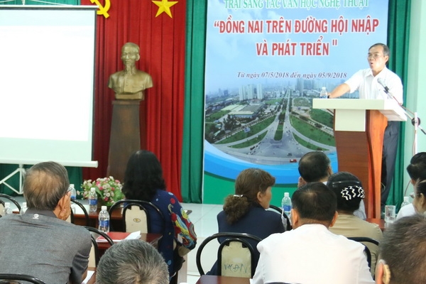 Quang cảnh lễ khai mạc trại sáng tác văn học nghệ thuật Đồng Nai trên đường hội nhập và phát triển.