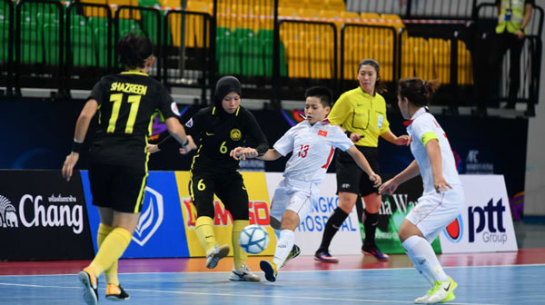 Thắng Malaysia 3-1, tuyển nữ Futsal Việt Nam (áo trắng) giành nhất bảng B