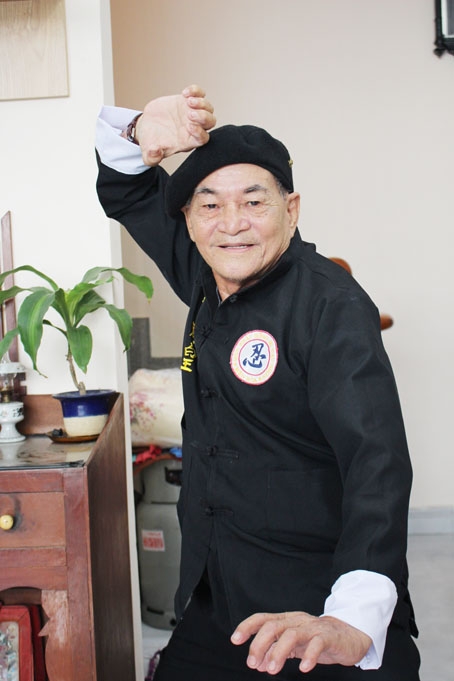 Lão võ sư Mã Thanh Hoàng trình diễn một thế võ Thiếu lâm Hồng Mi Đạo Nhơn.