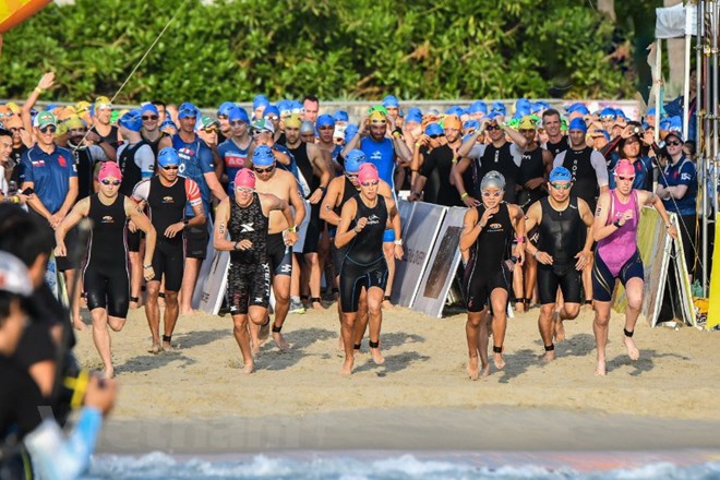 Các vận động viên xuất phát tranh tài tại Ironman 2017. (Ảnh: Ban tổ chức Ironman)