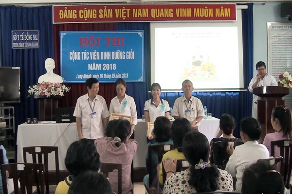 Ban tổ chức trao giải thưởng