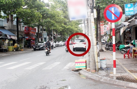 Tình trạng ô tô đậu lẫn lộn giữa ngày chẵn, lẻ vẫn khá thường xuyên xảy ra. Trong ảnh: Ô tô được khoanh tròn đậu ở khu vực cấm đậu xe vào ngày lẻ trong ngày 7-5-2018 trên đường Trương Định, TP.Biên Hòa.