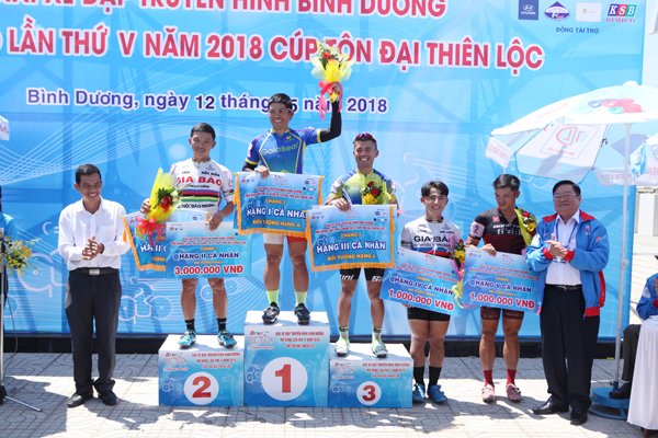 Bí thư Huyện ủy Vĩnh Cửu Trần Trung Nhân cùng Giám đốc Đài truyền hình Bình Dương trao giải cho các tay đua giành thứ hạng cao hạng A